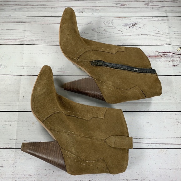 Steve Madden Shoes - Steve Madden “PETTRRA” olive ankle booties size 9